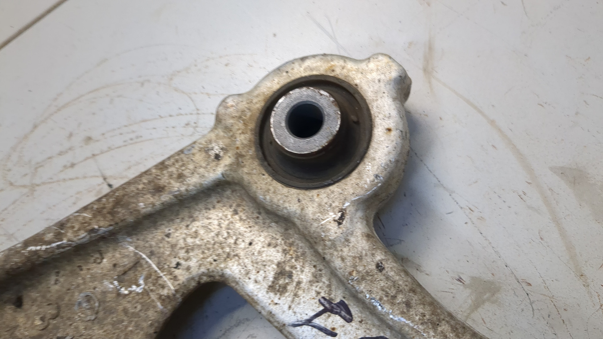 Рычаг передний левый