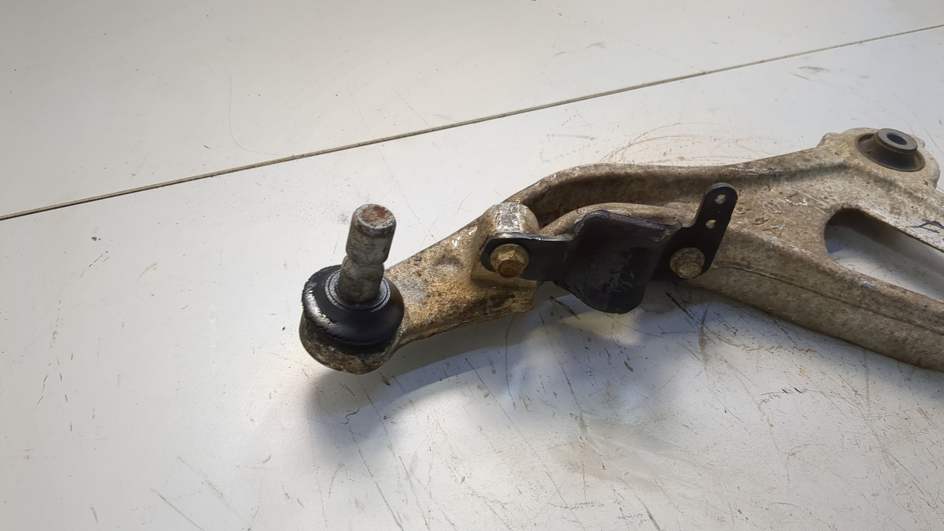 Рычаг передний левый