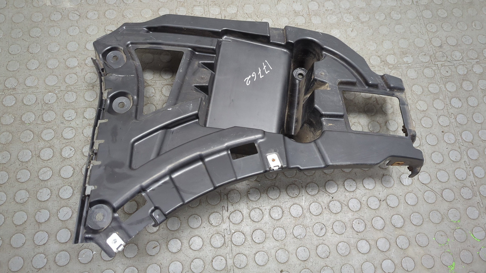 Кронштейн заднего бампера левый