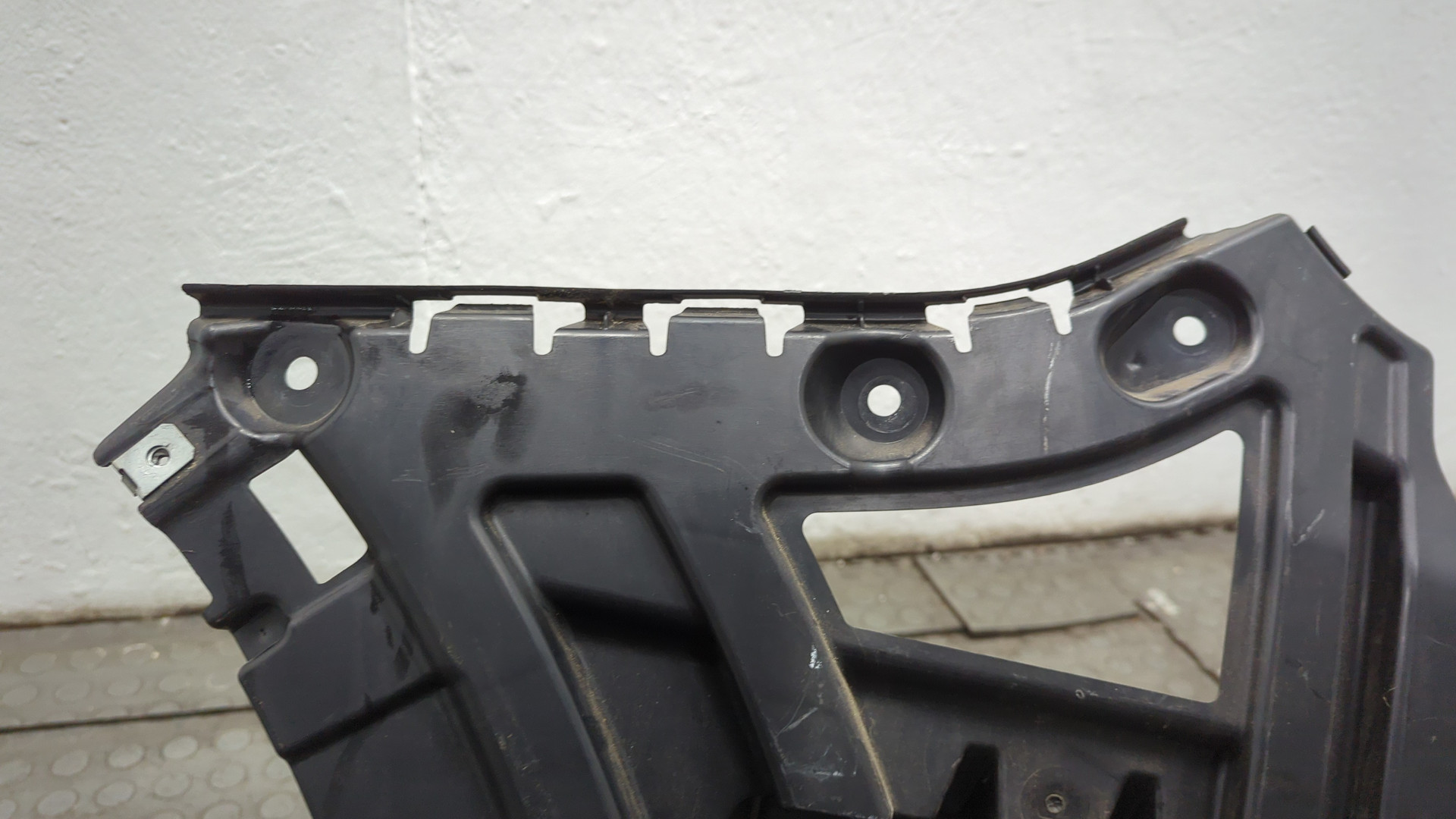 Кронштейн заднего бампера левый