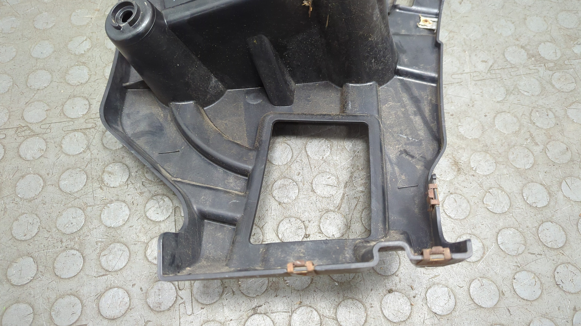 Кронштейн заднего бампера левый