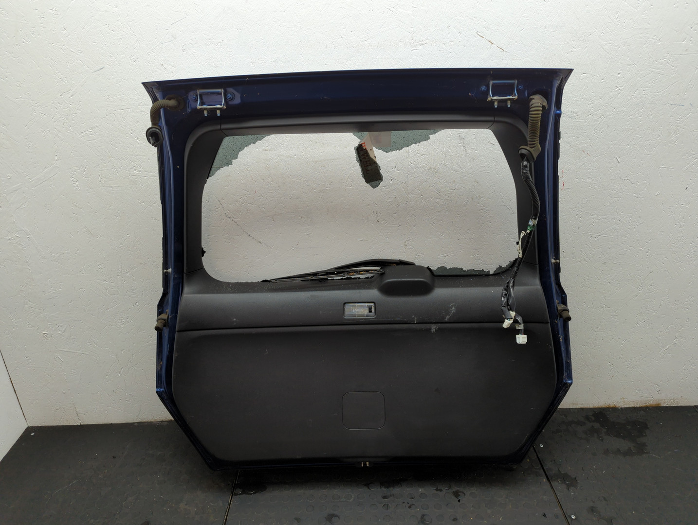 Дверь багажника