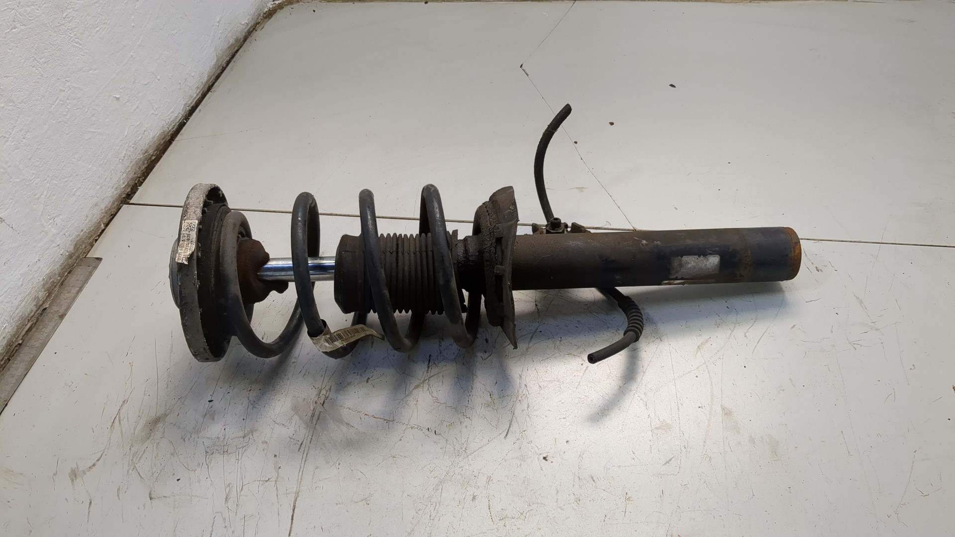 Амортизатор передний левый