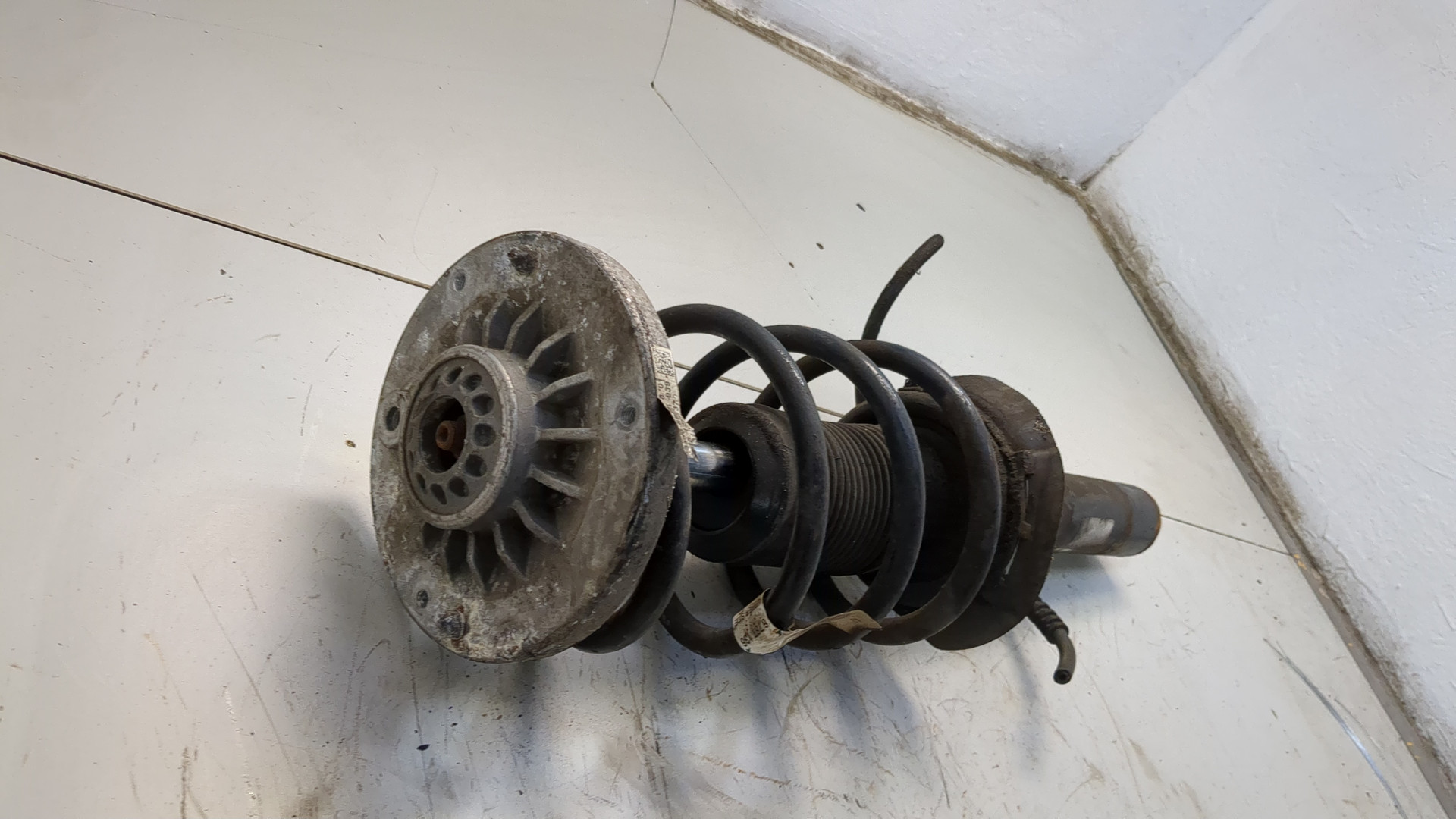 Амортизатор передний левый