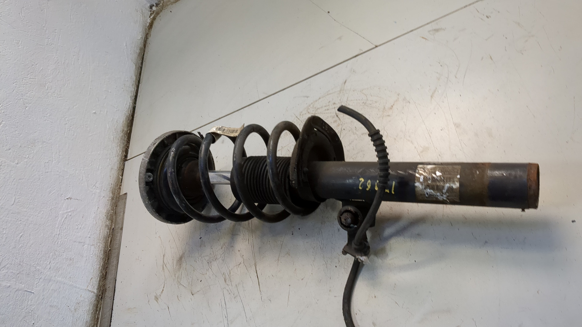 Амортизатор передний левый