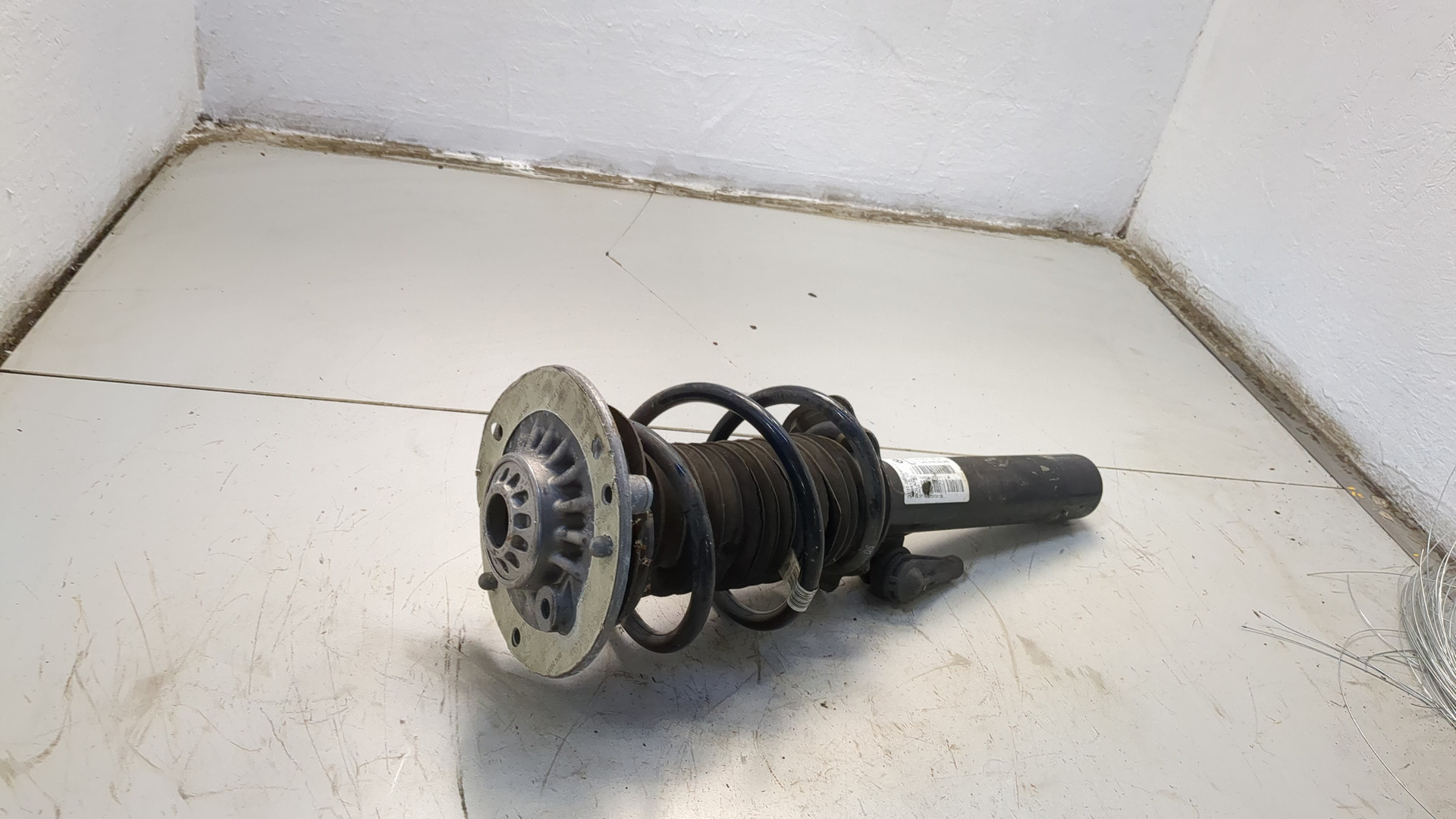 Амортизатор передний левый