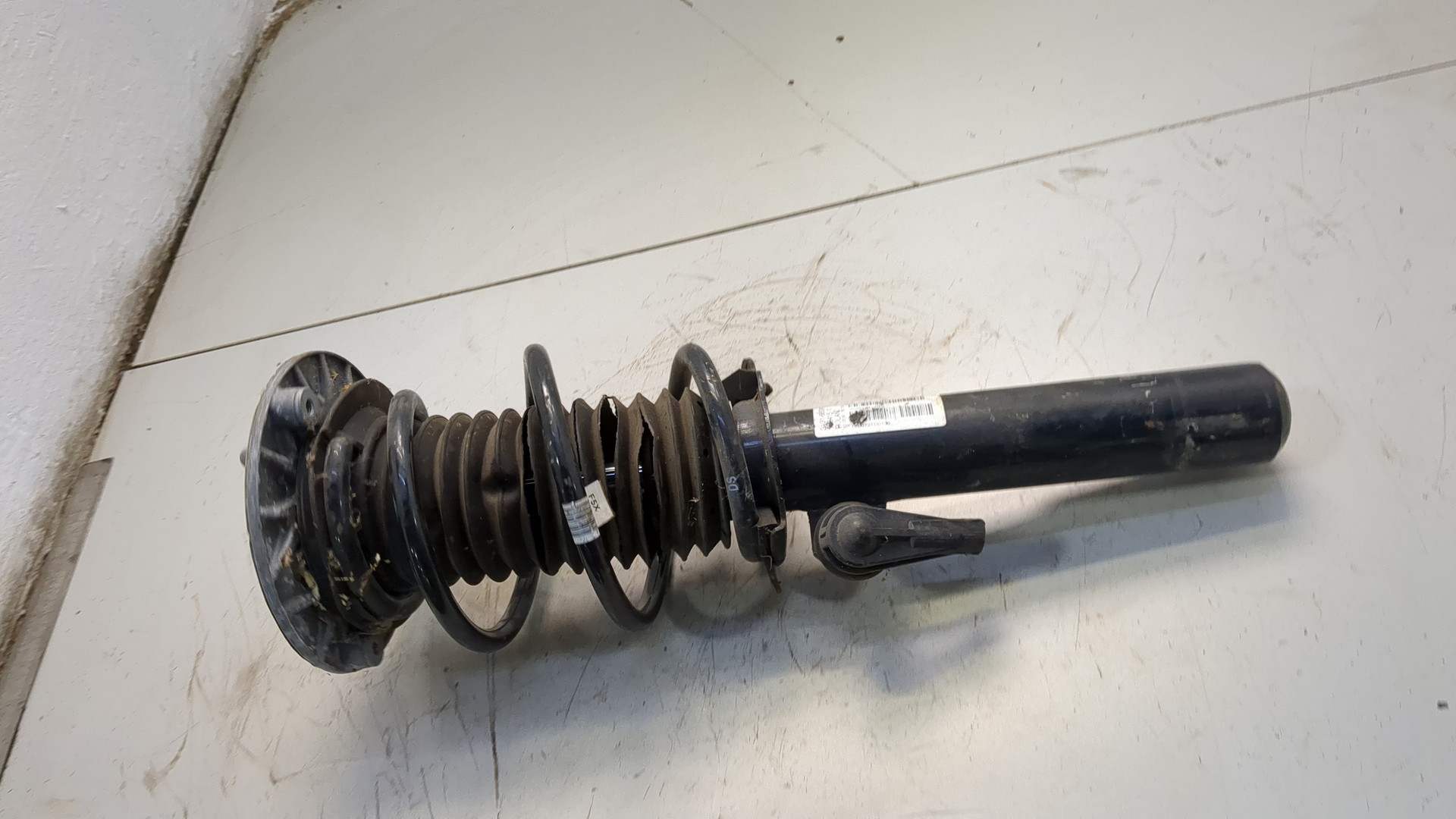 Амортизатор передний левый