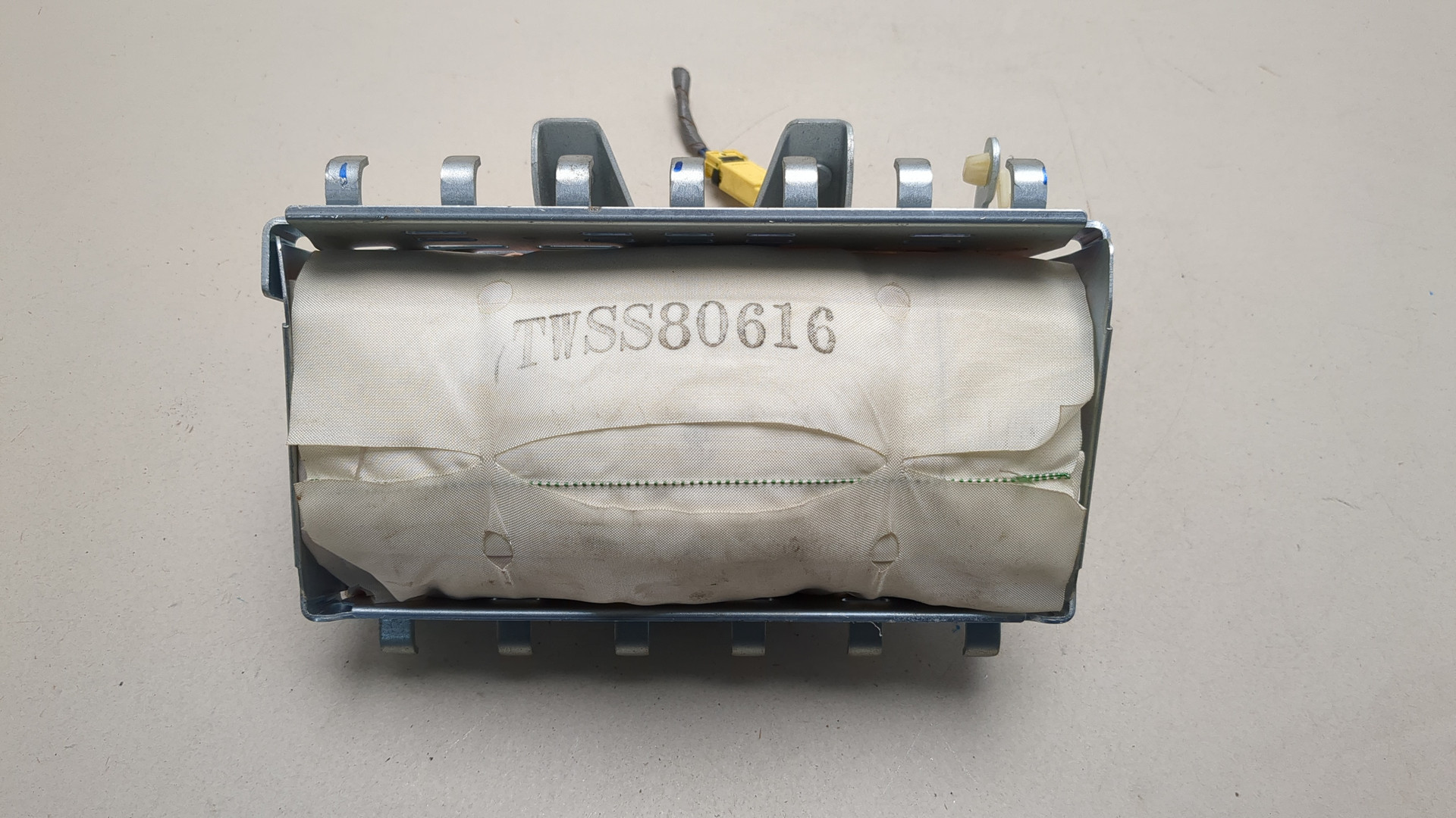 Подушка безопасности пассажирская (в торпедо)