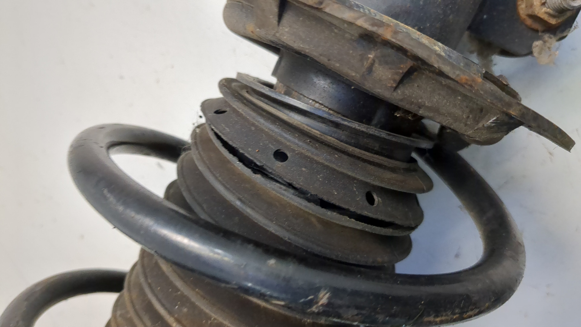 Амортизатор передний правый