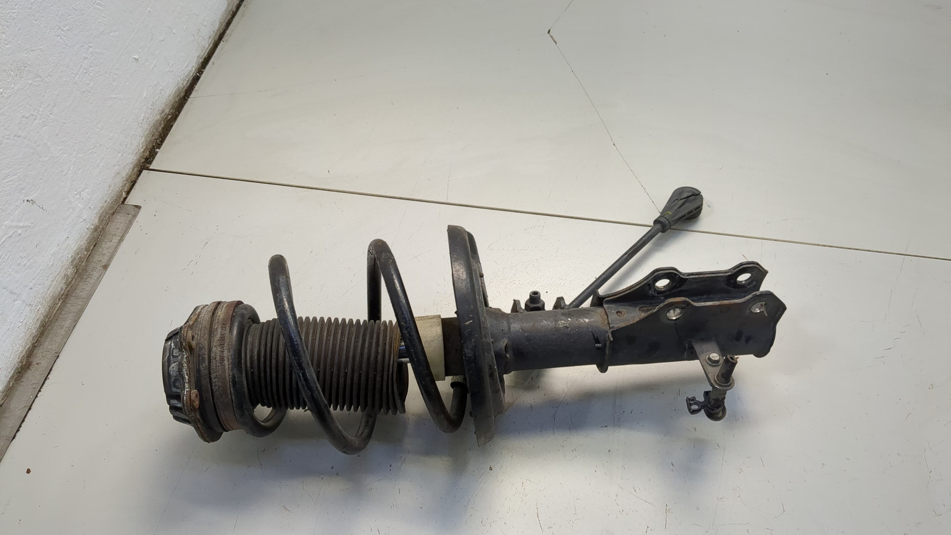 Амортизатор передний левый