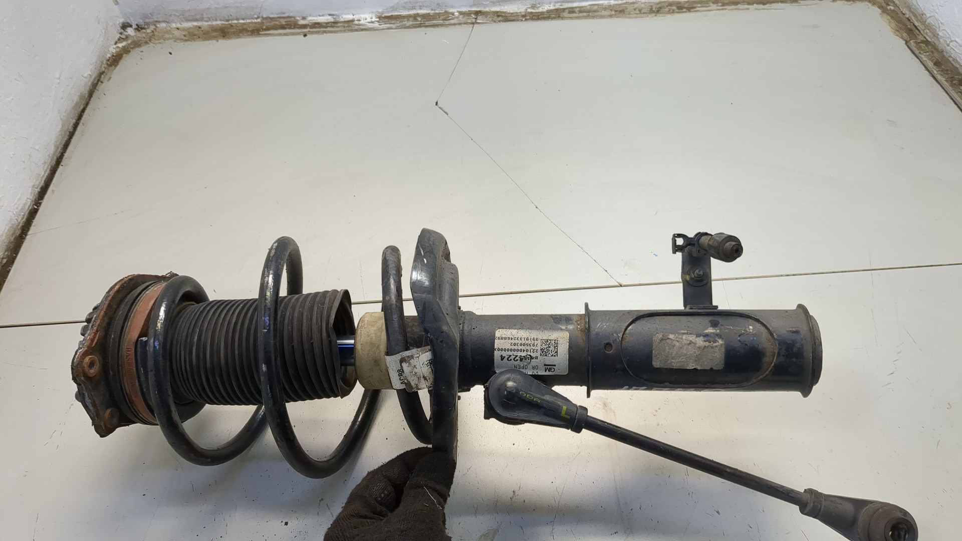 Амортизатор передний левый