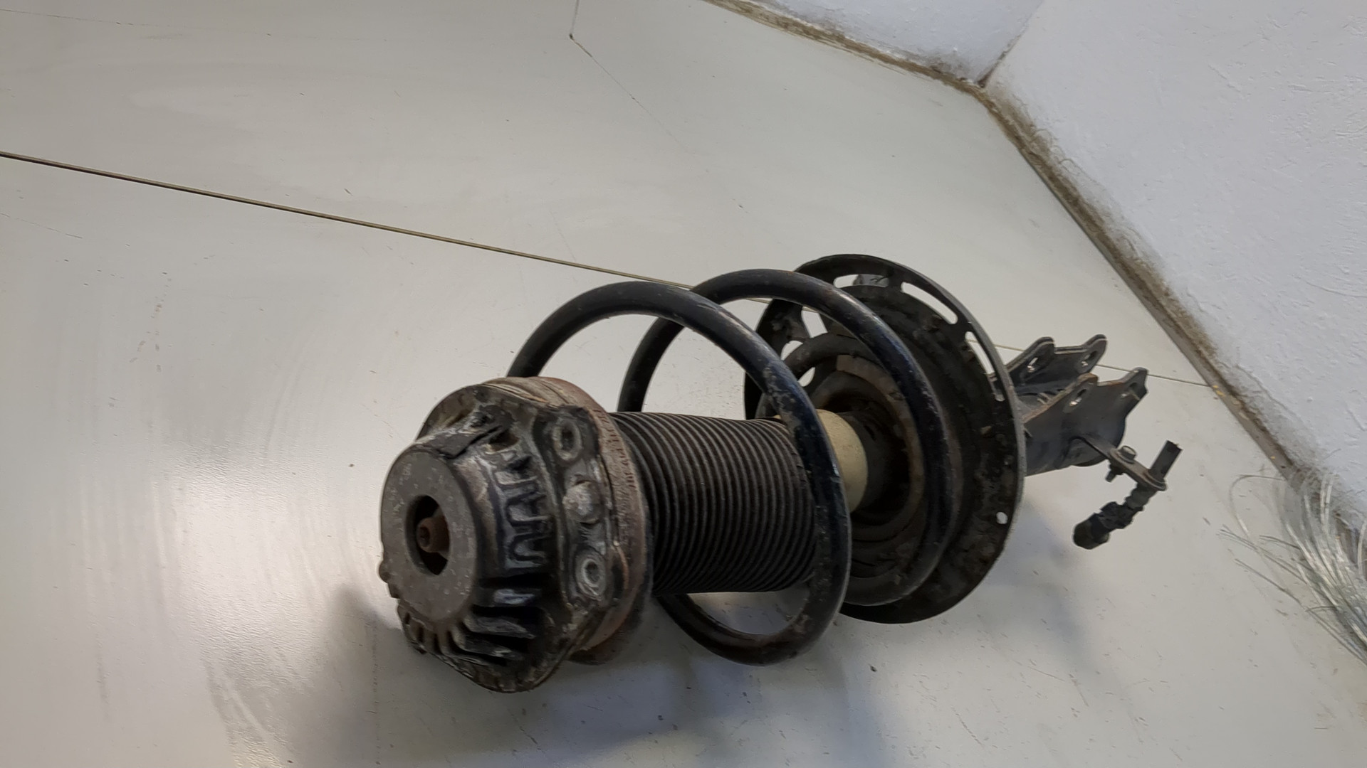 Амортизатор передний левый