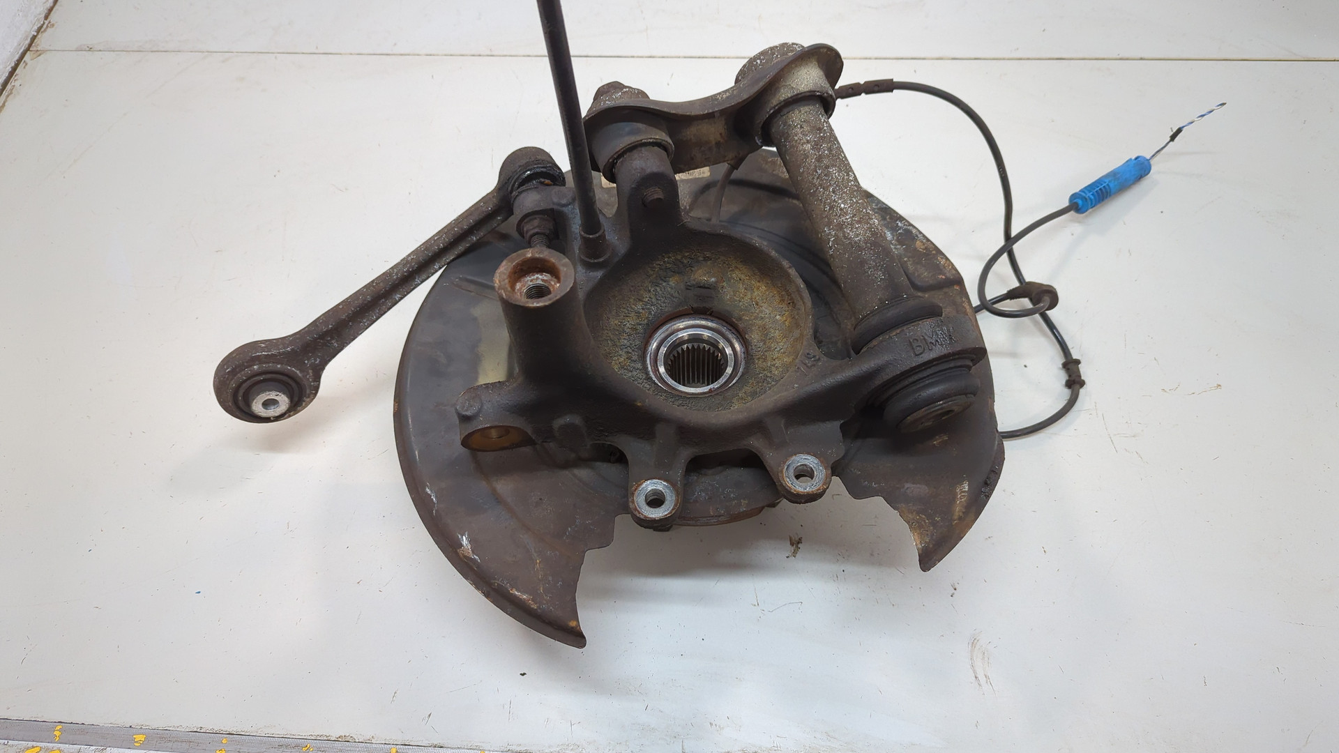 Кулак поворотный задний левый