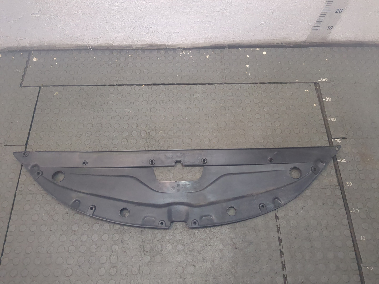 Кожух замка капота