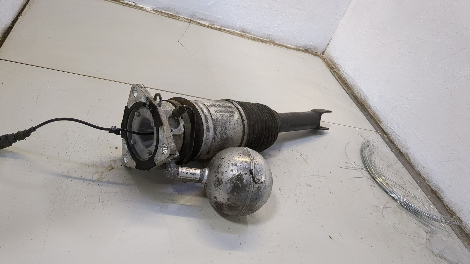 Амортизатор задний левый