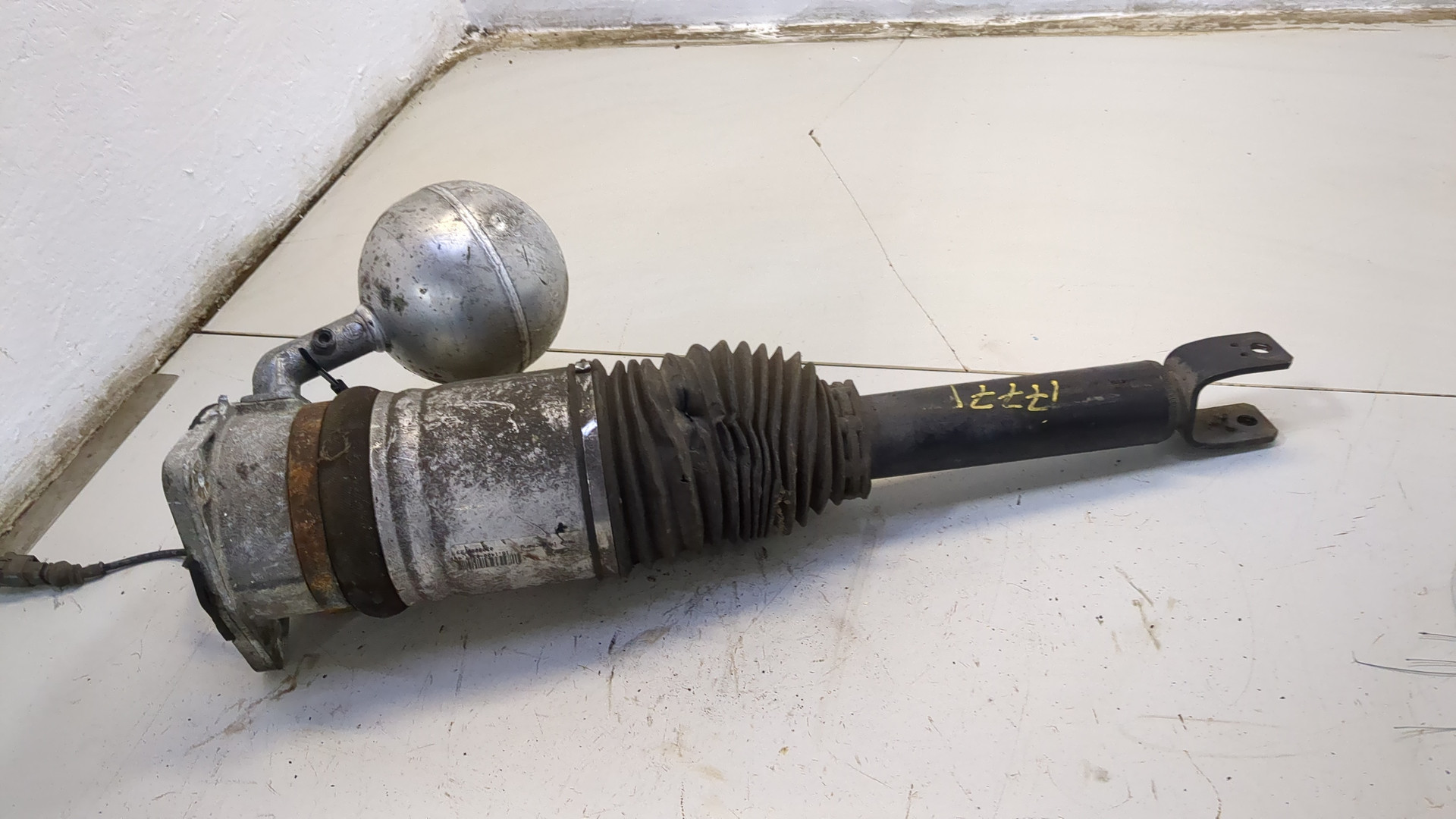 Амортизатор задний левый