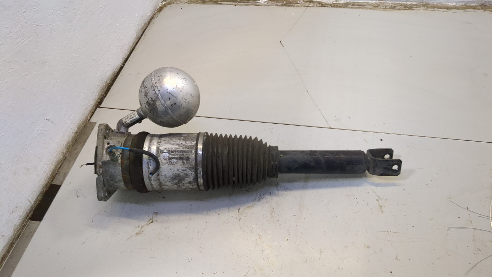 Амортизатор задний правый