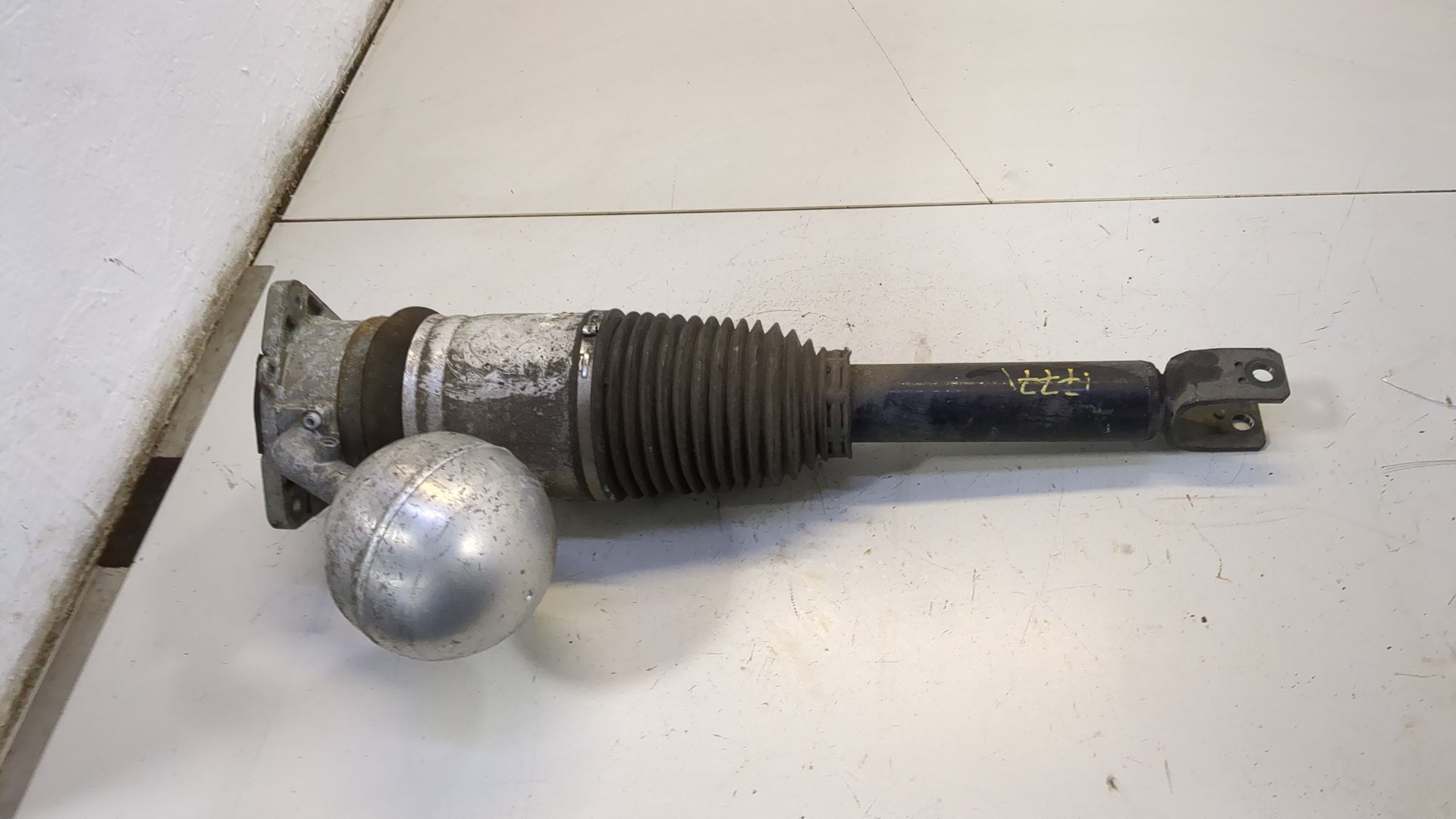 Амортизатор задний правый