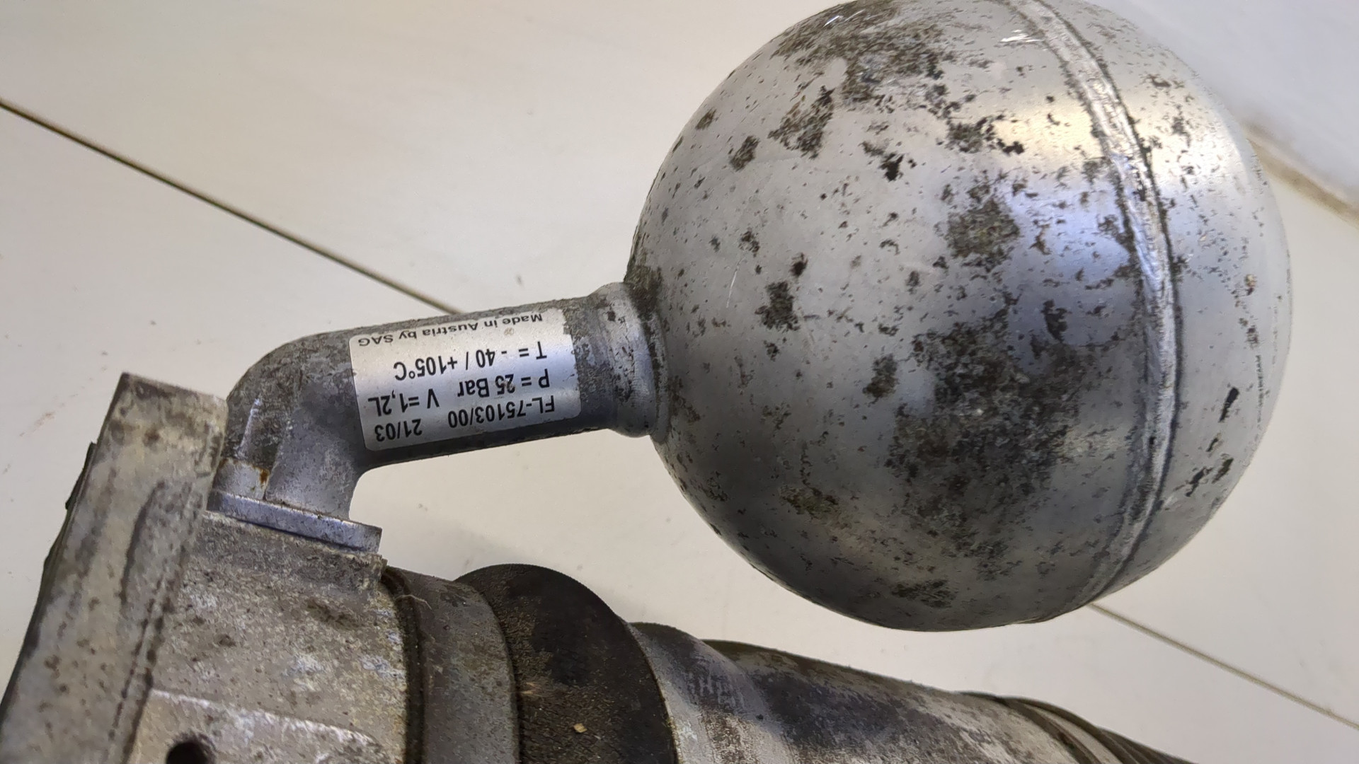 Амортизатор задний правый