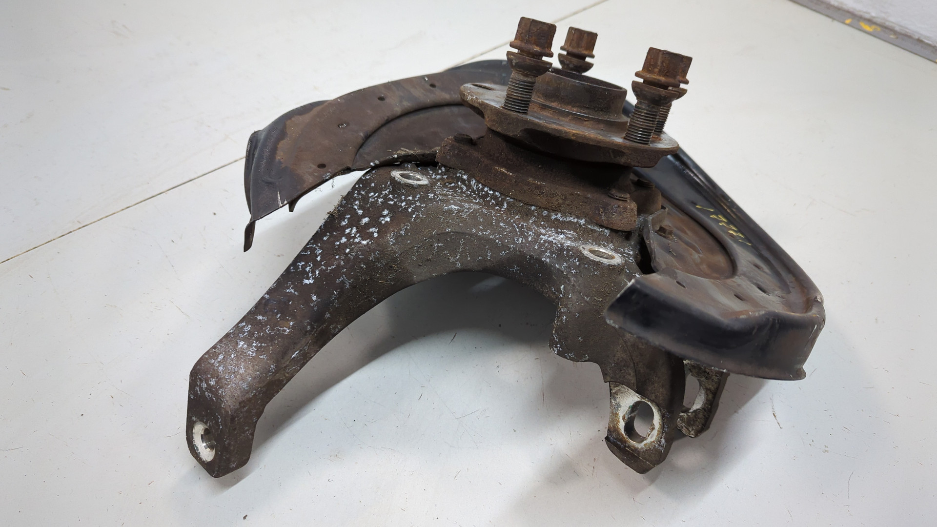 Кулак поворотный задний левый