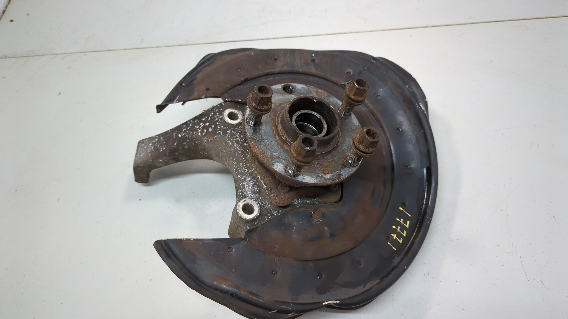 Кулак поворотный задний левый