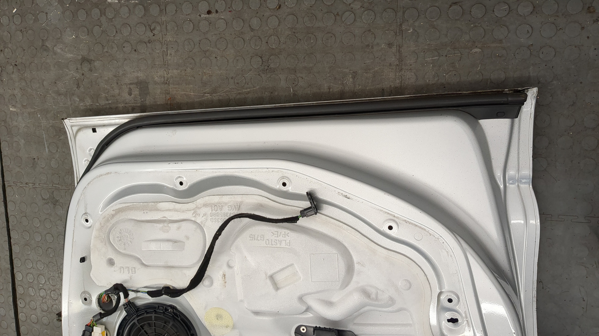 Дверь передняя левая