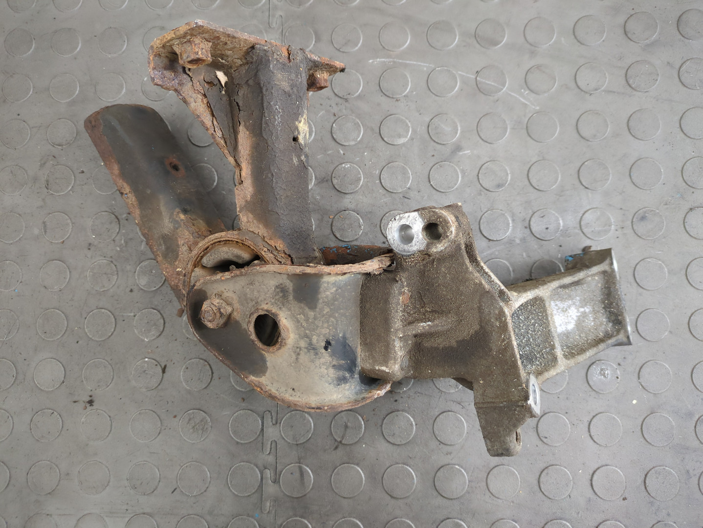 Опора двигателя