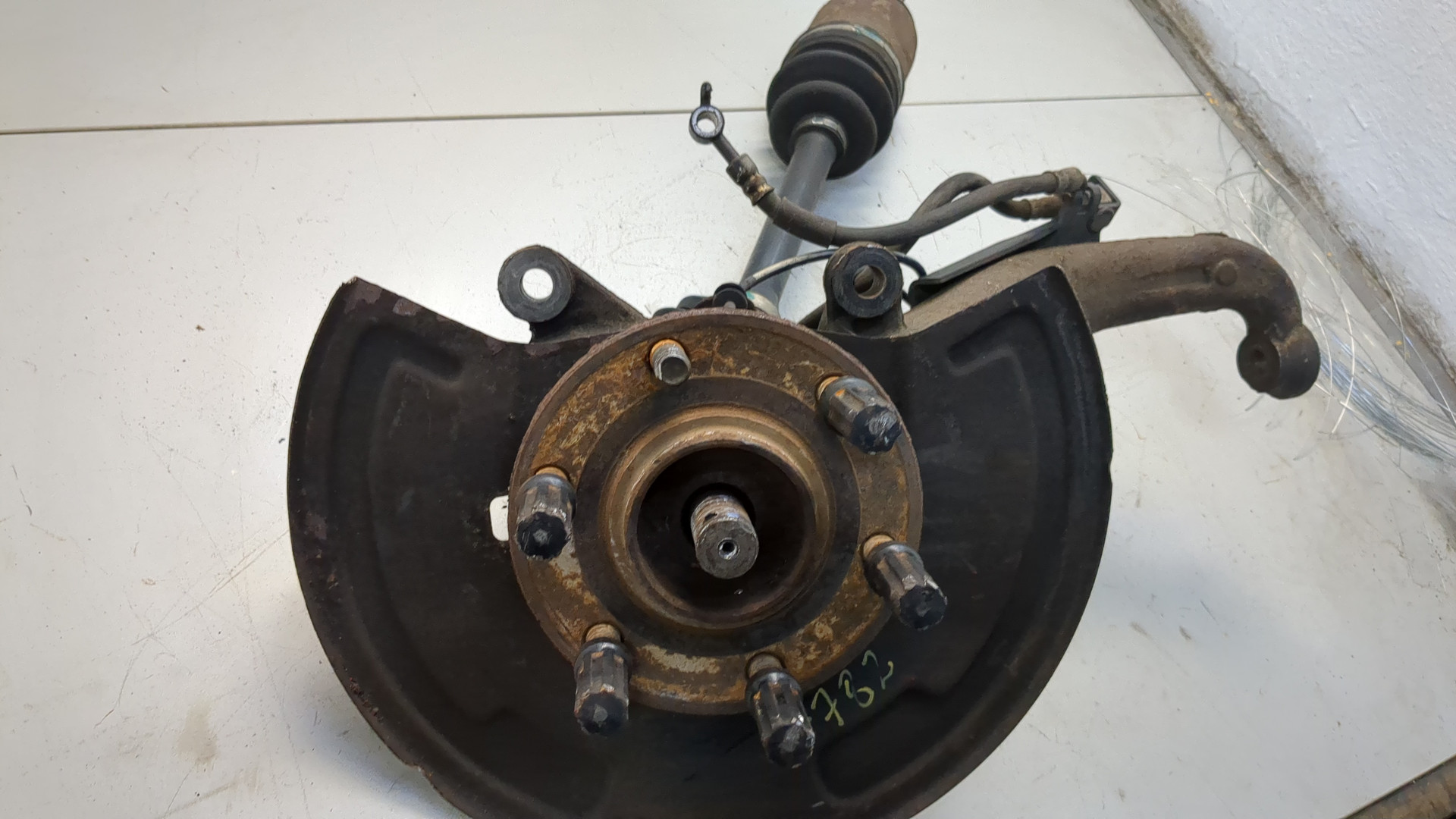 Кулак поворотный передний правый