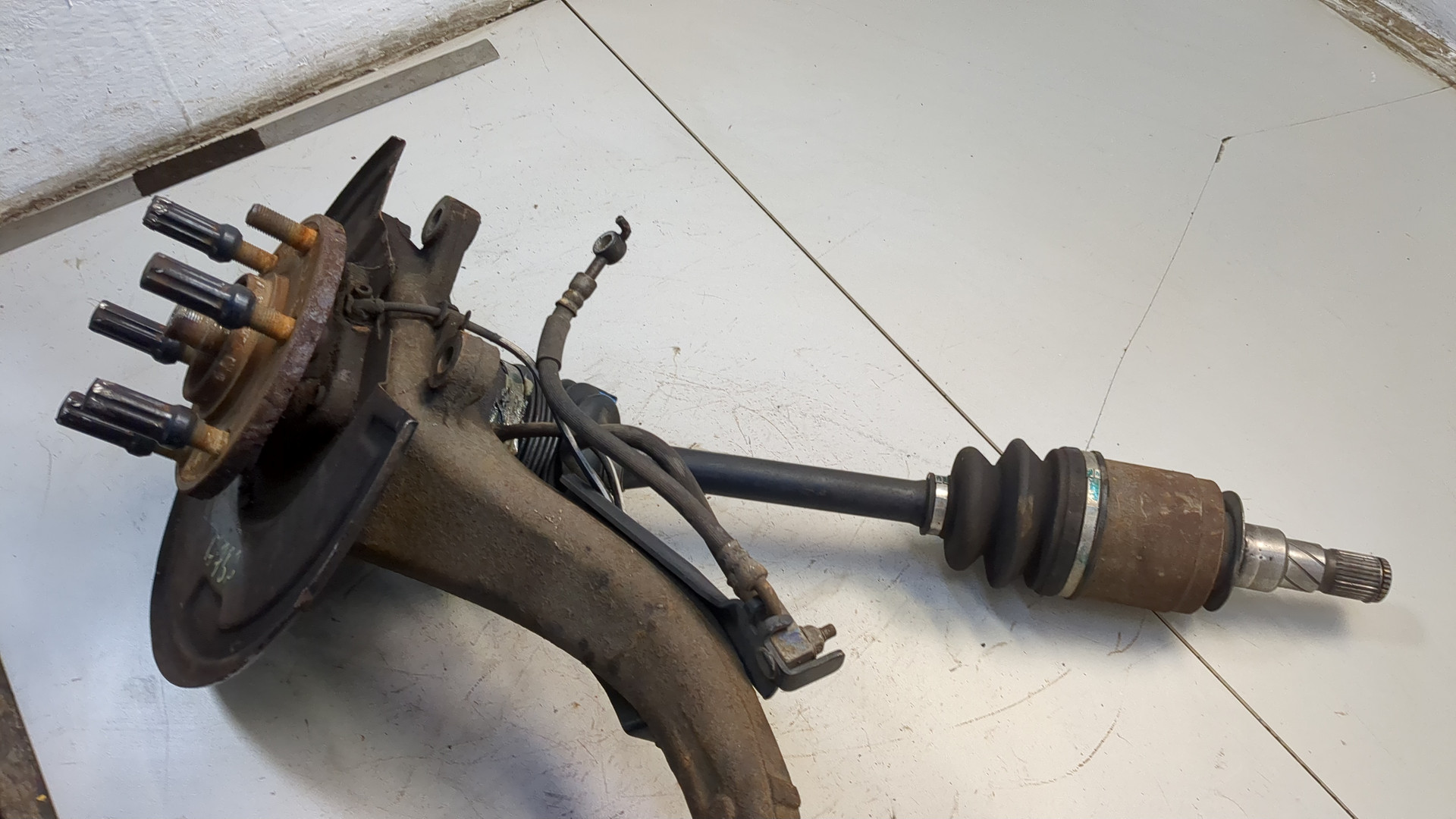 Кулак поворотный передний правый