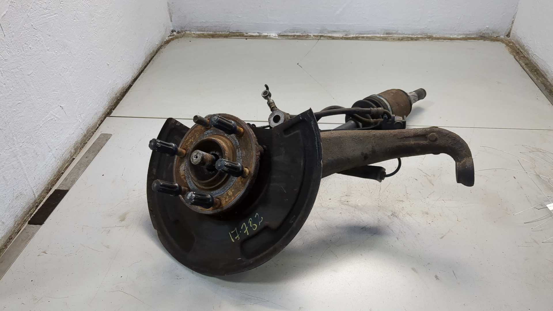 Кулак поворотный передний правый