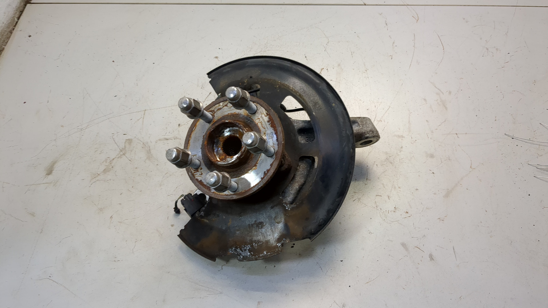 Кулак поворотный передний левый