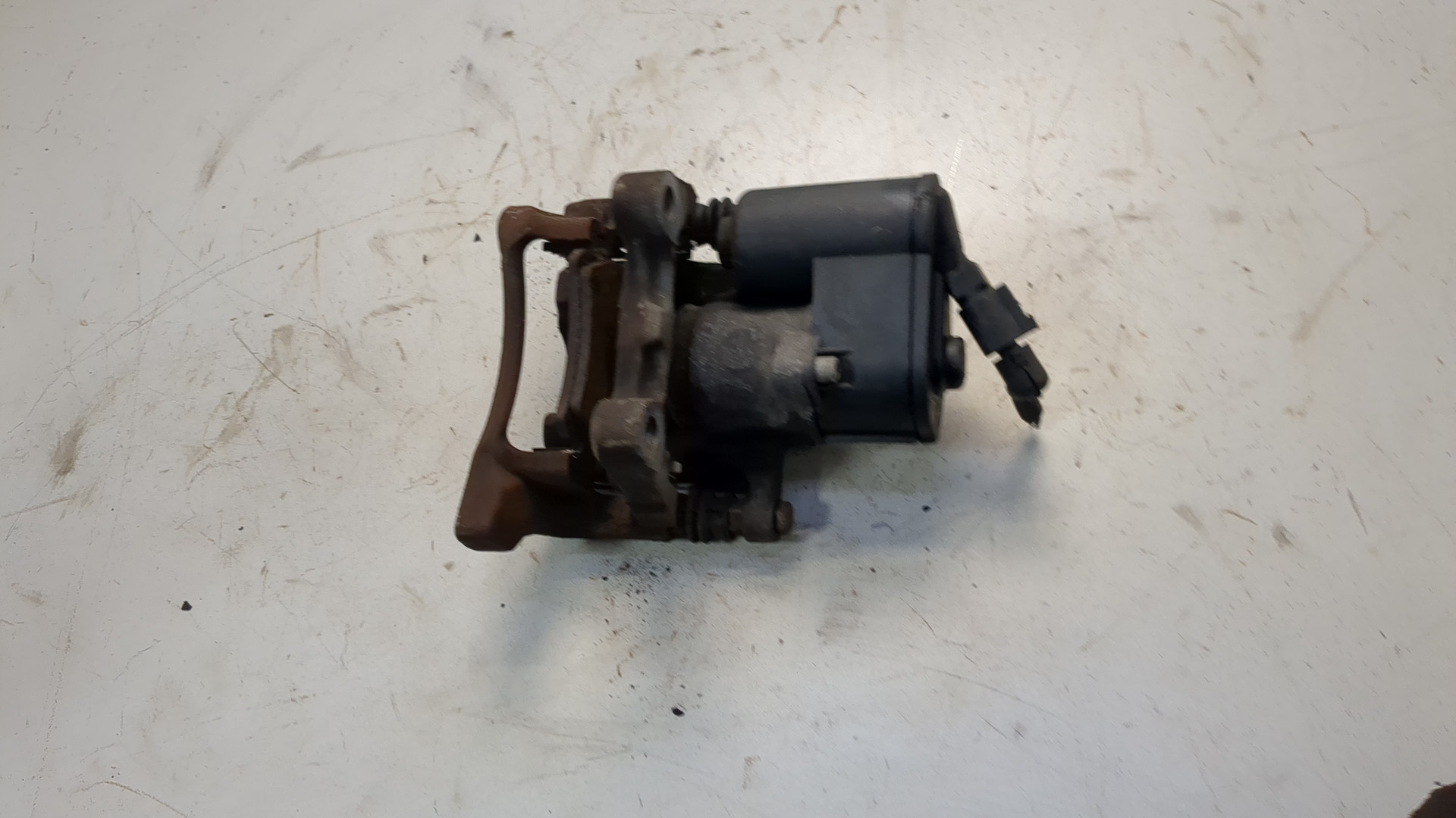 Суппорт задний левый