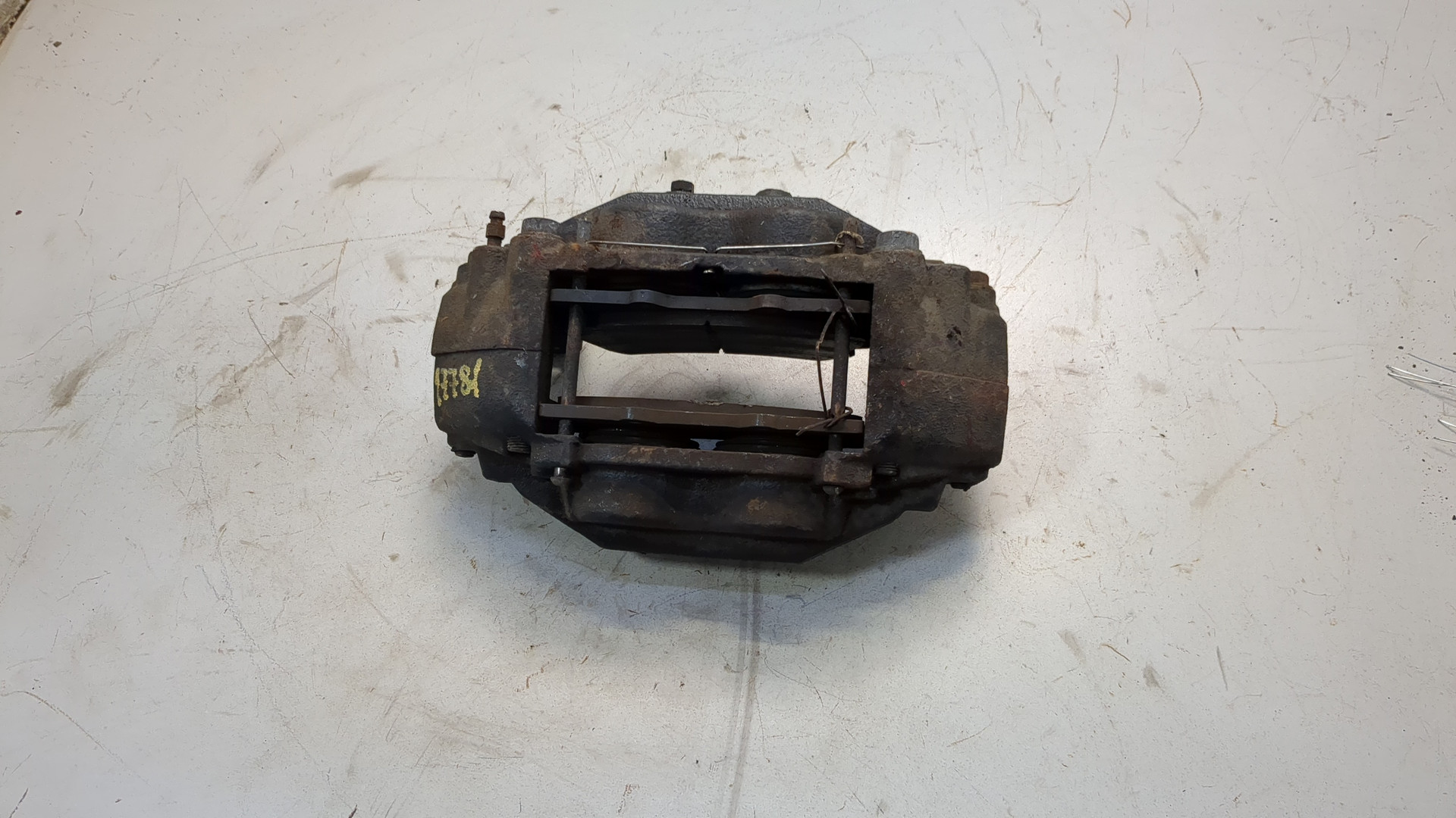 Суппорт передний правый