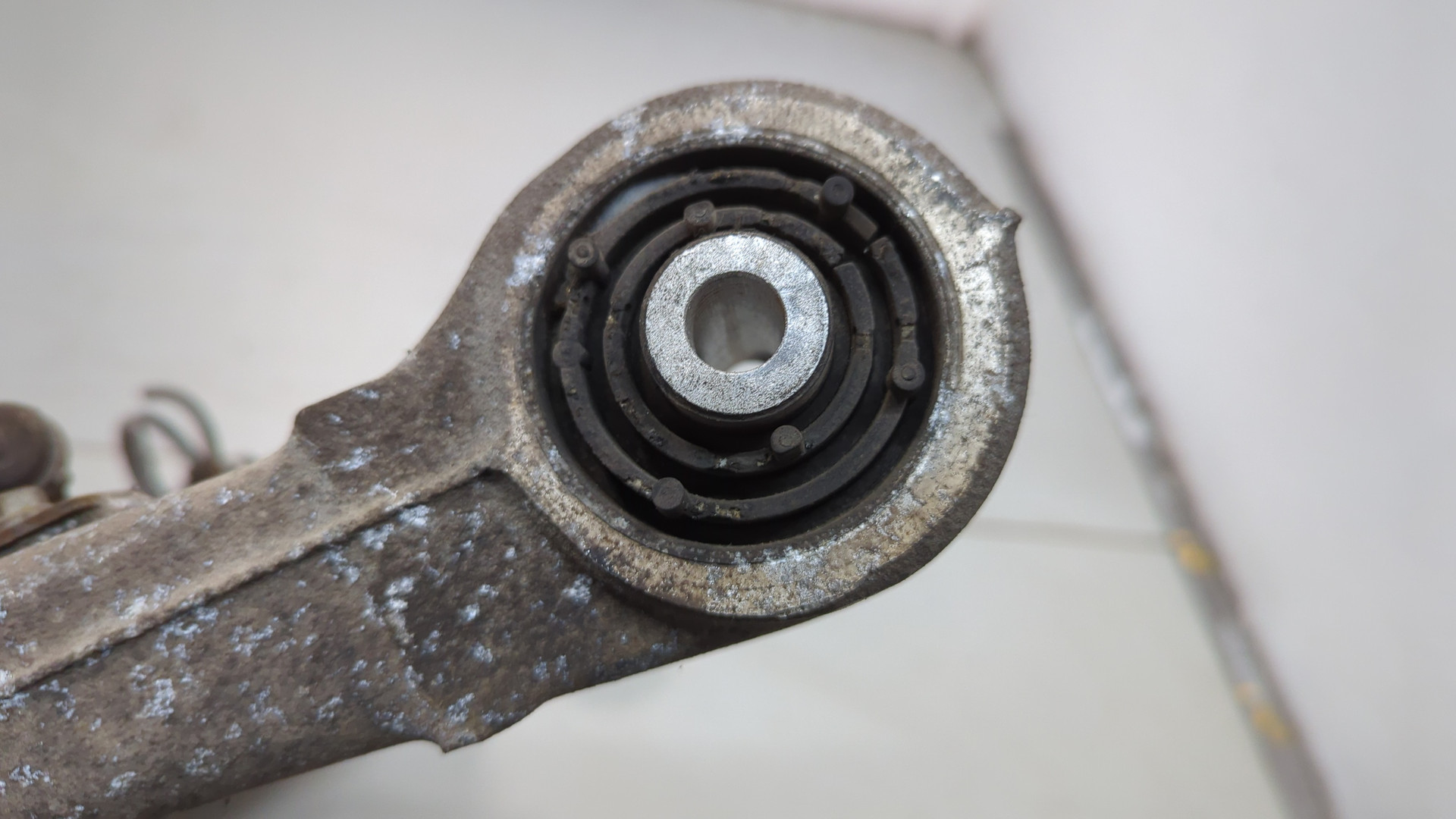 Рычаг задний левый