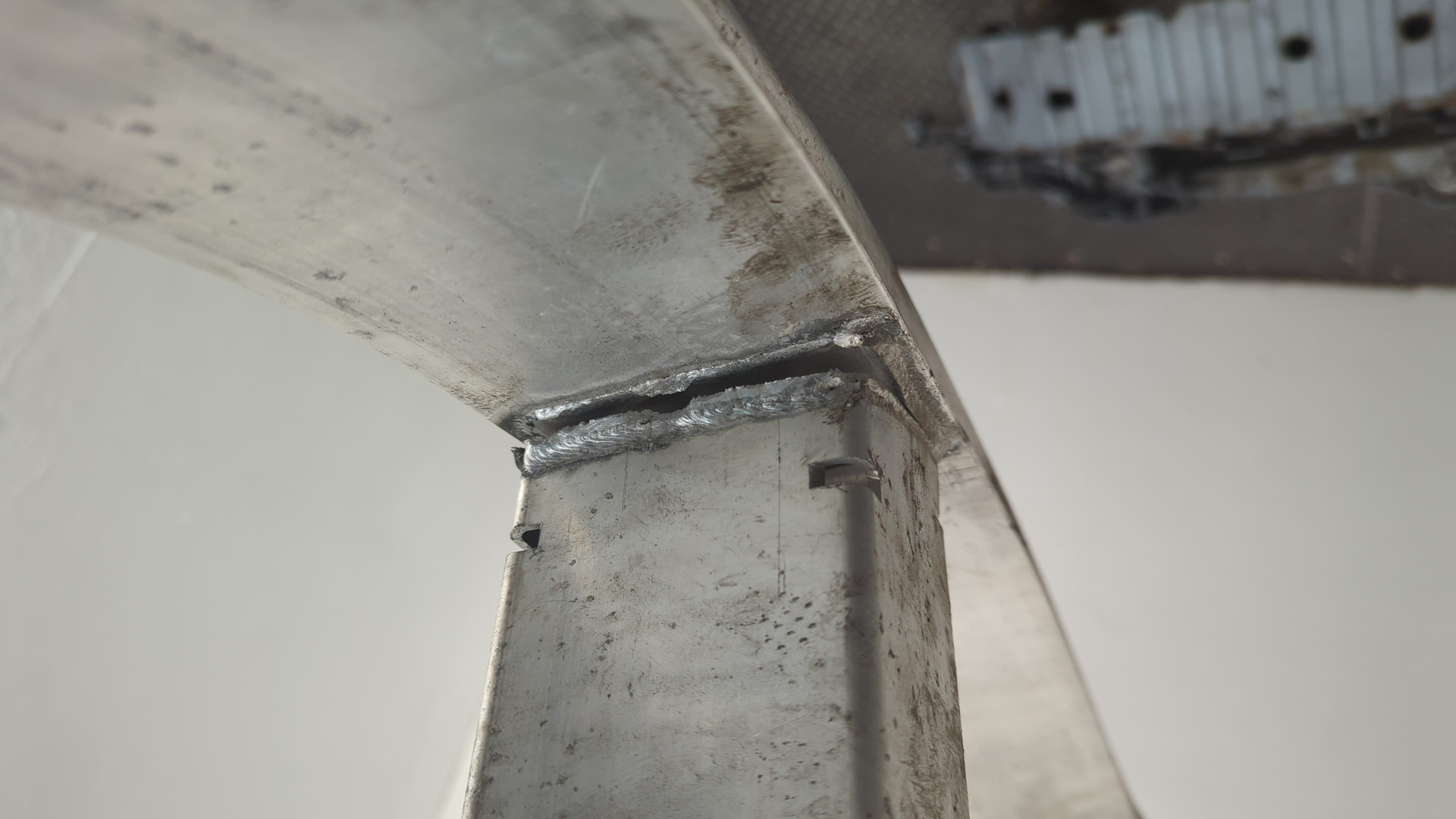 Усилитель переднего бампера