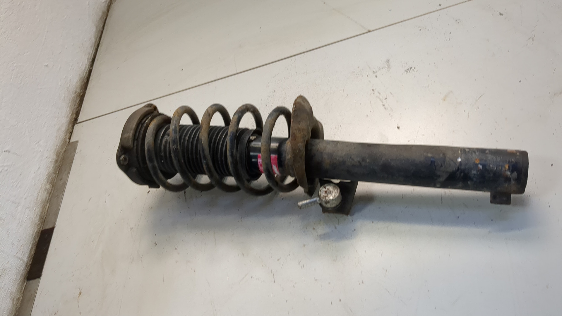 Амортизатор передний