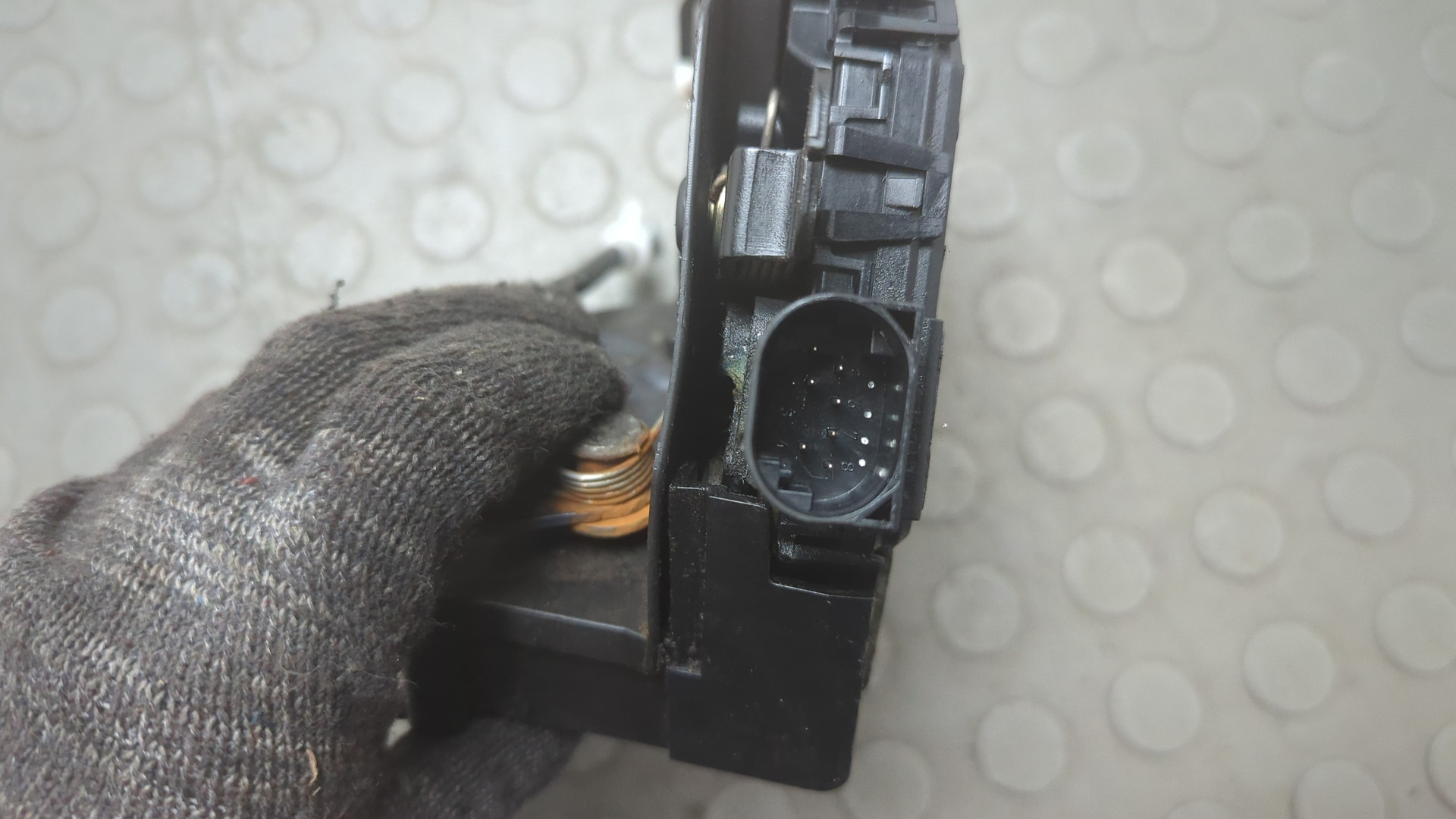 Замок двери передней правой