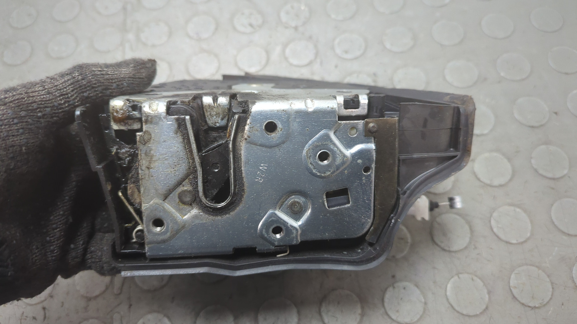 Замок двери передней правой