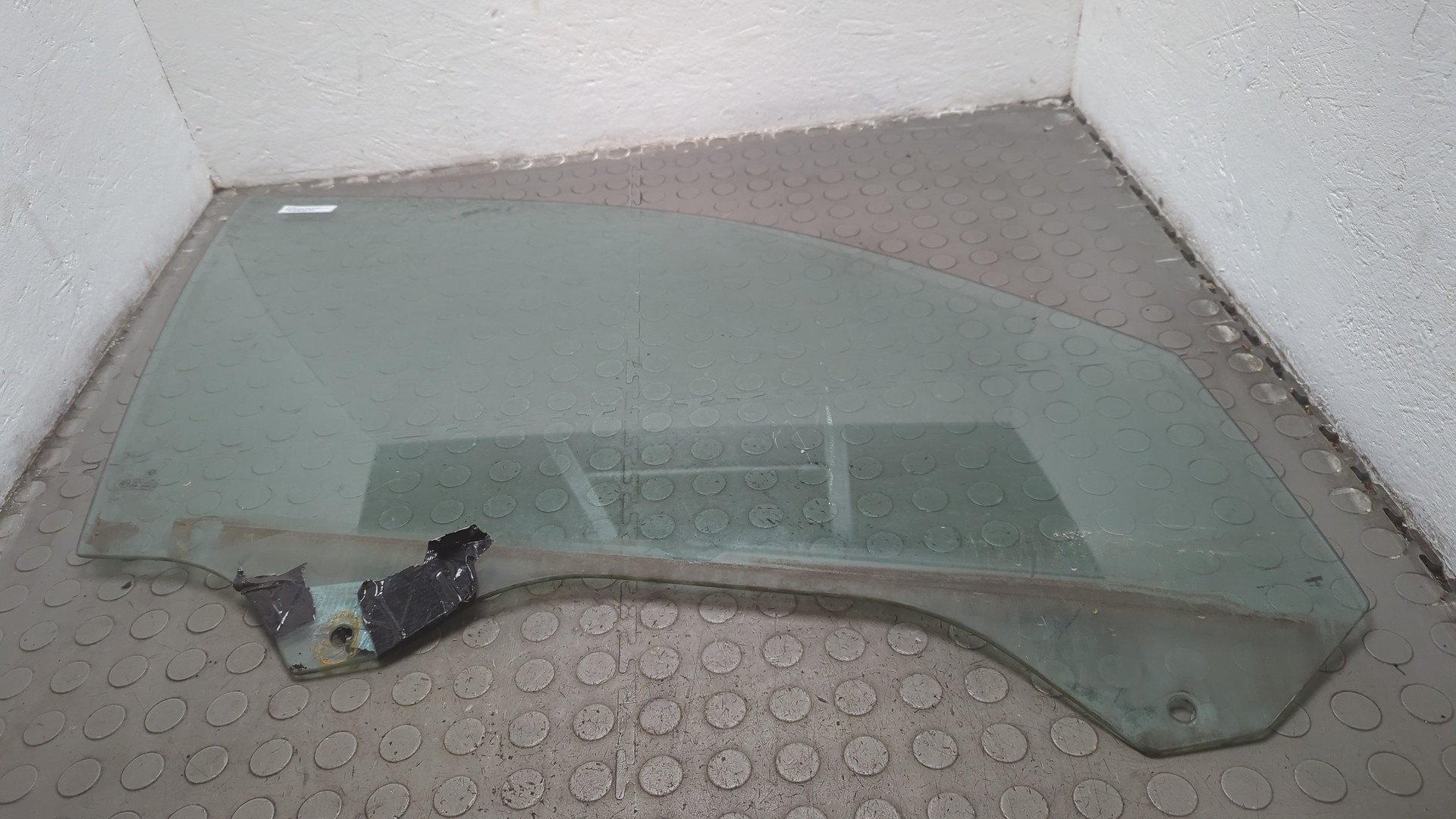 Стекло двери передней правой