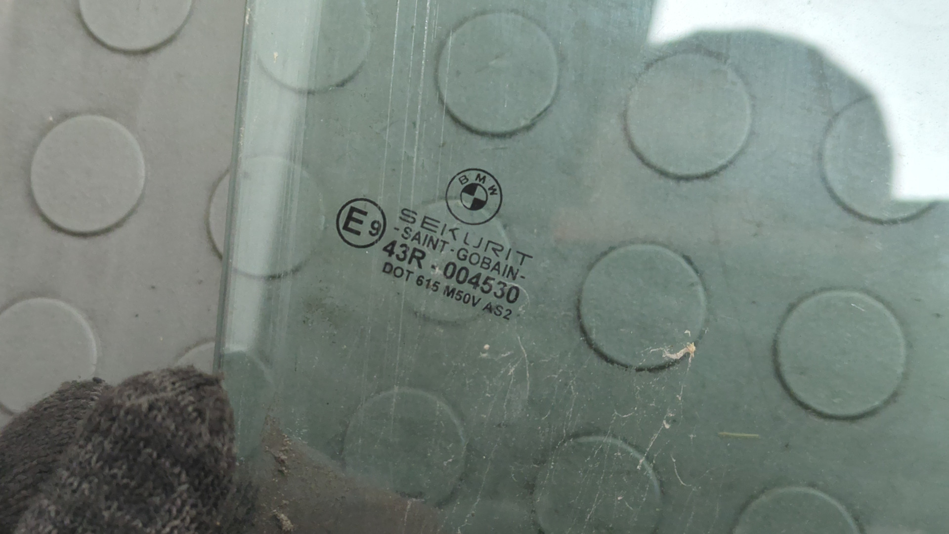 Стекло двери передней правой