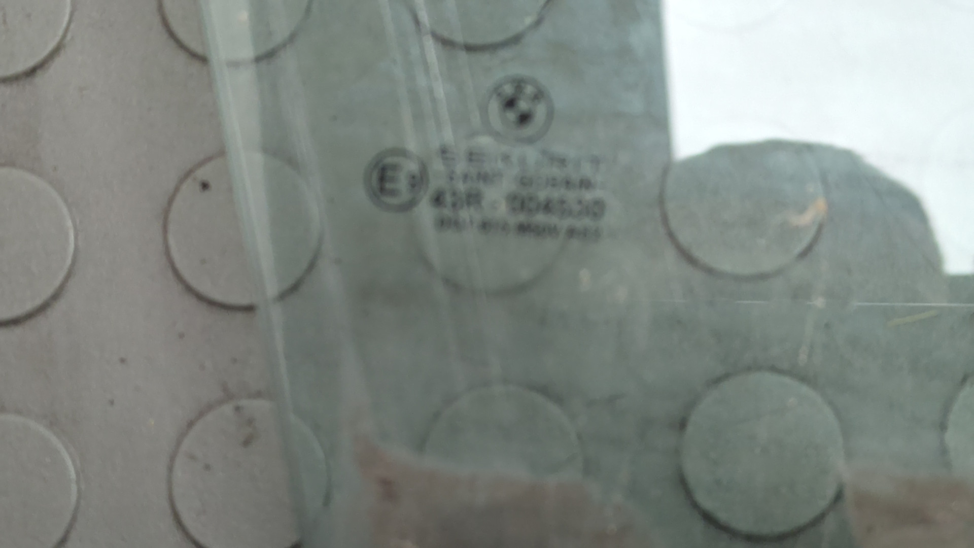 Стекло двери передней правой