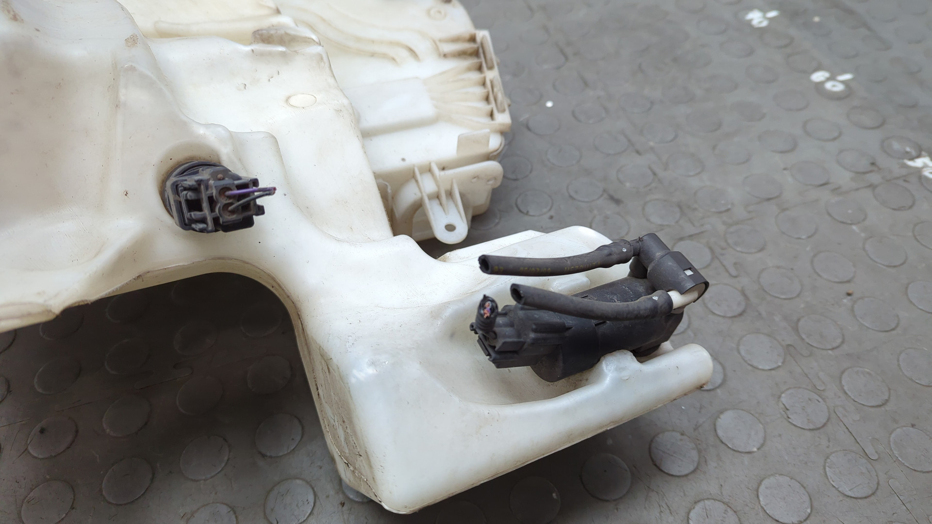 Бачок омывателя лобового стекла