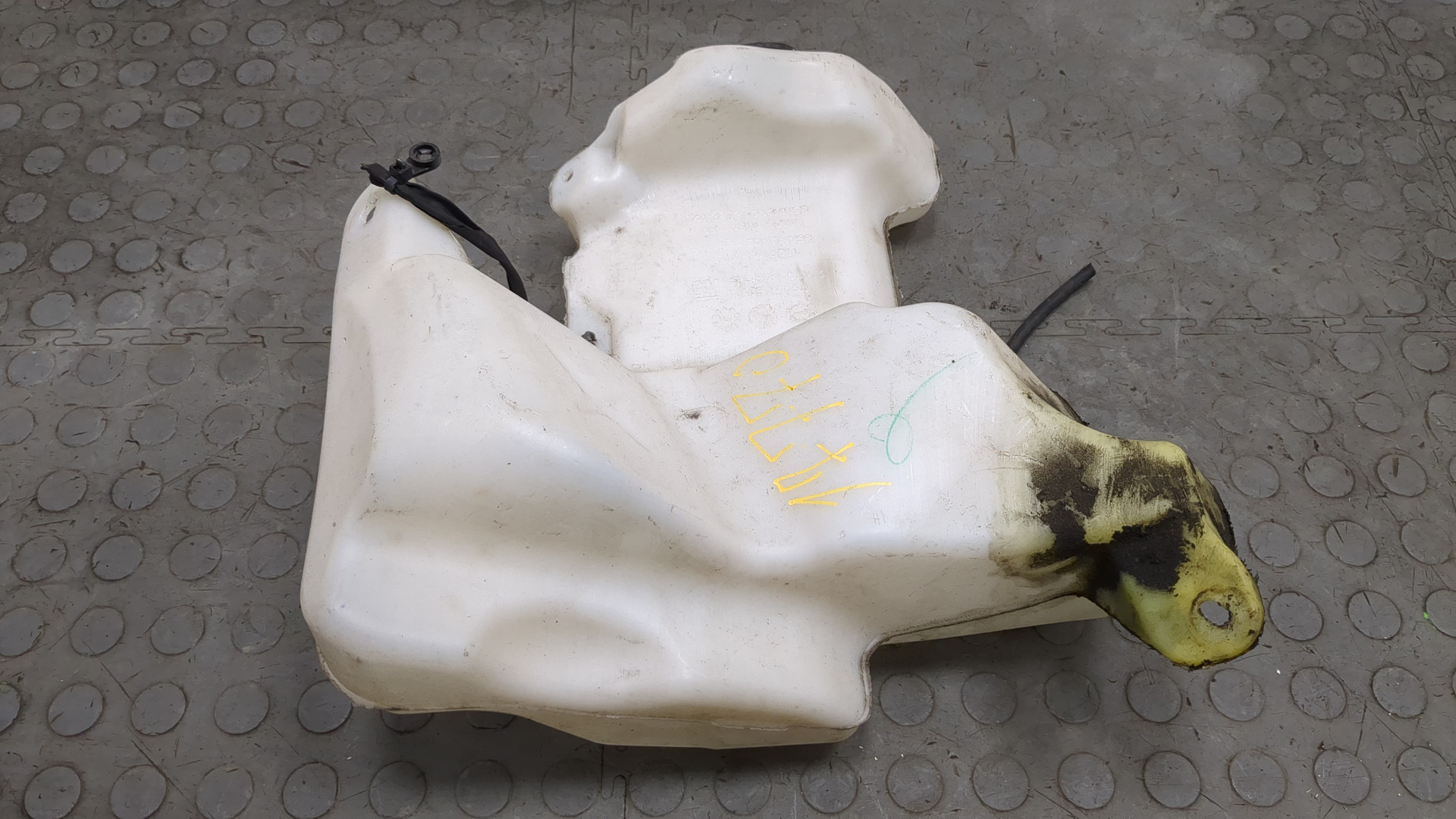 Бачок омывателя лобового стекла