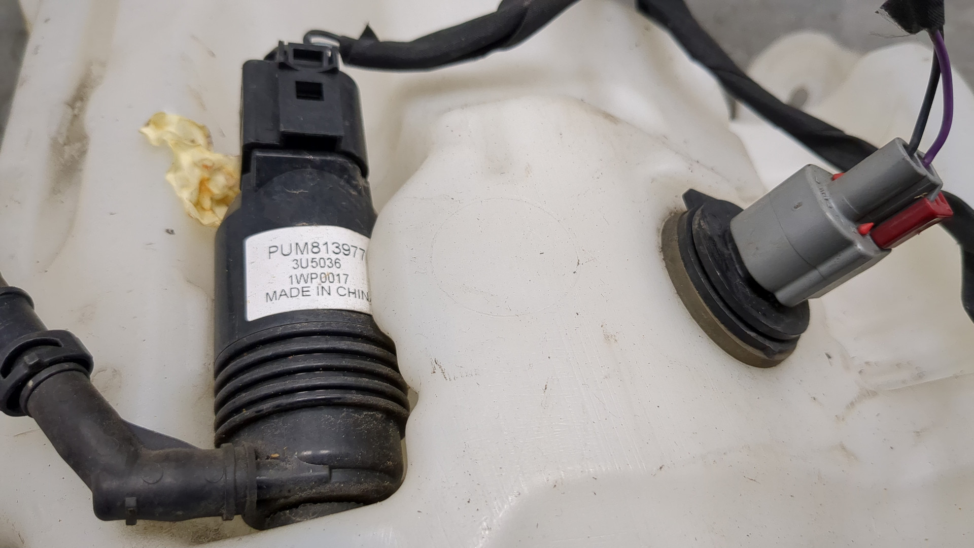 Бачок омывателя лобового стекла