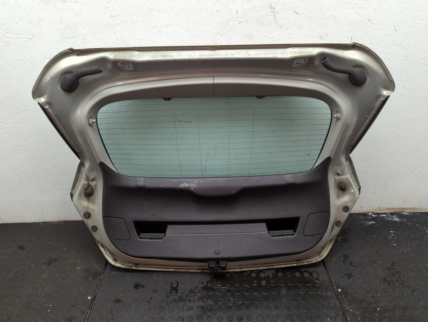 Дверь багажника