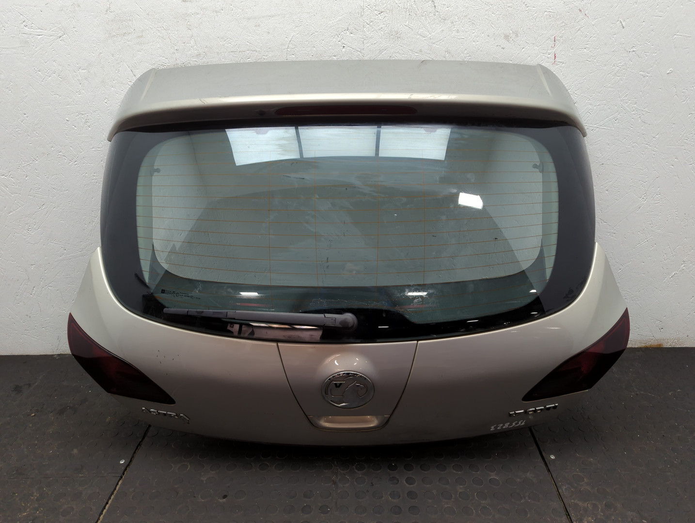 Дверь багажника