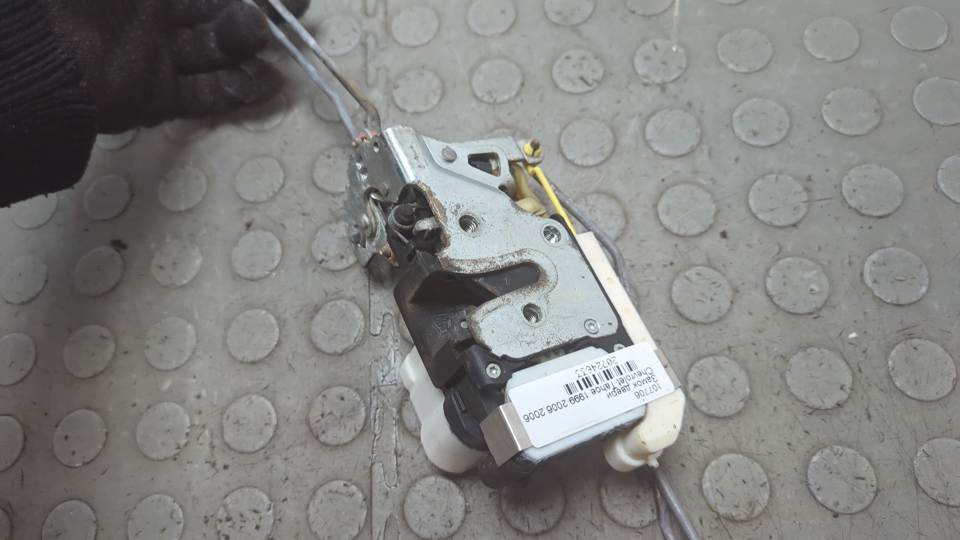 Замок двери передней левой