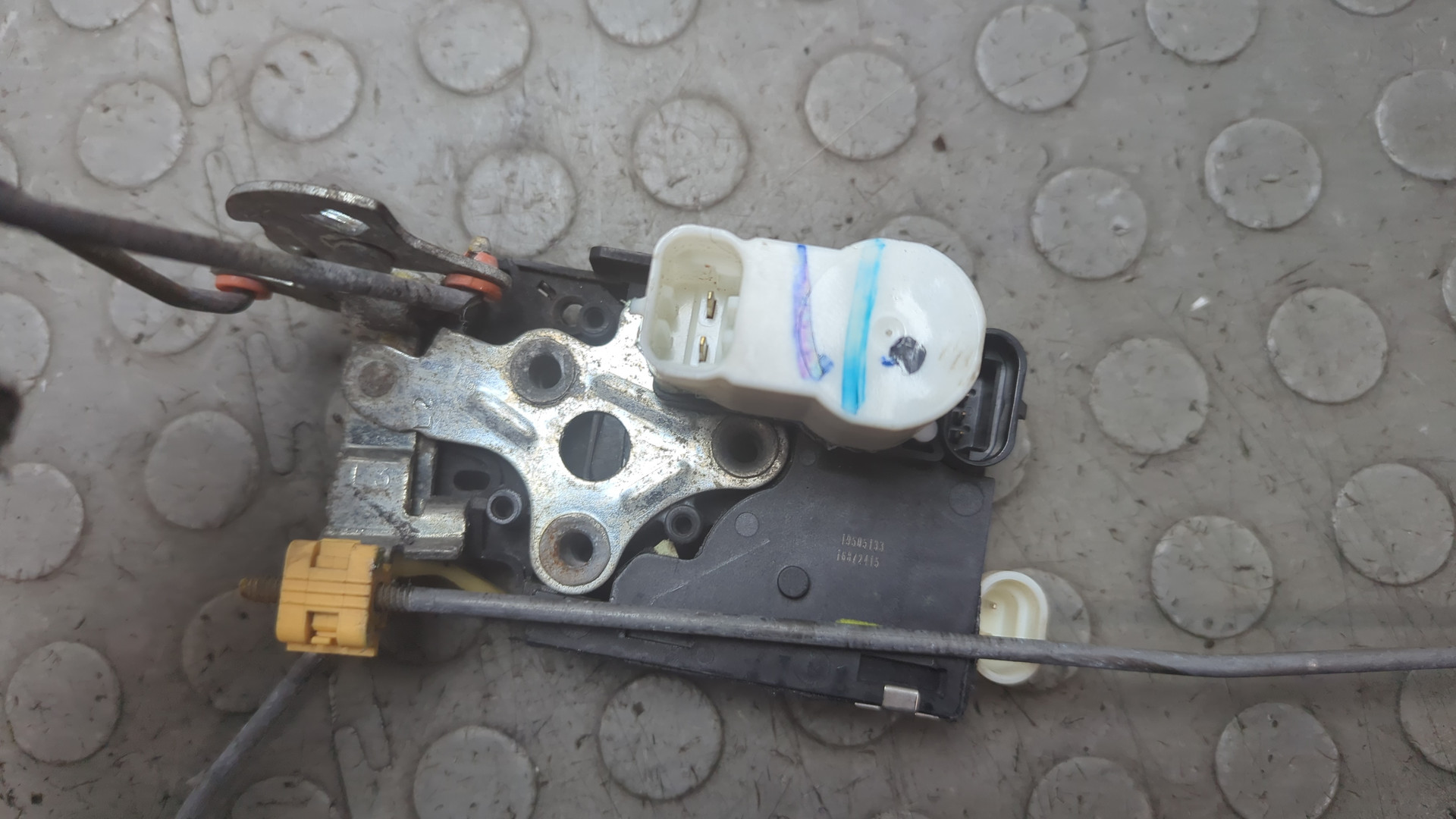 Замок двери передней левой