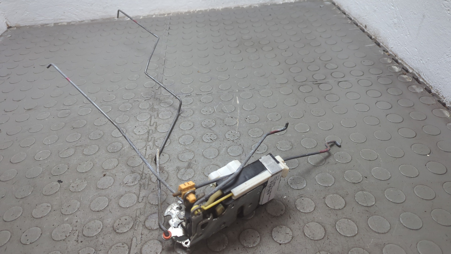 Замок двери передней левой