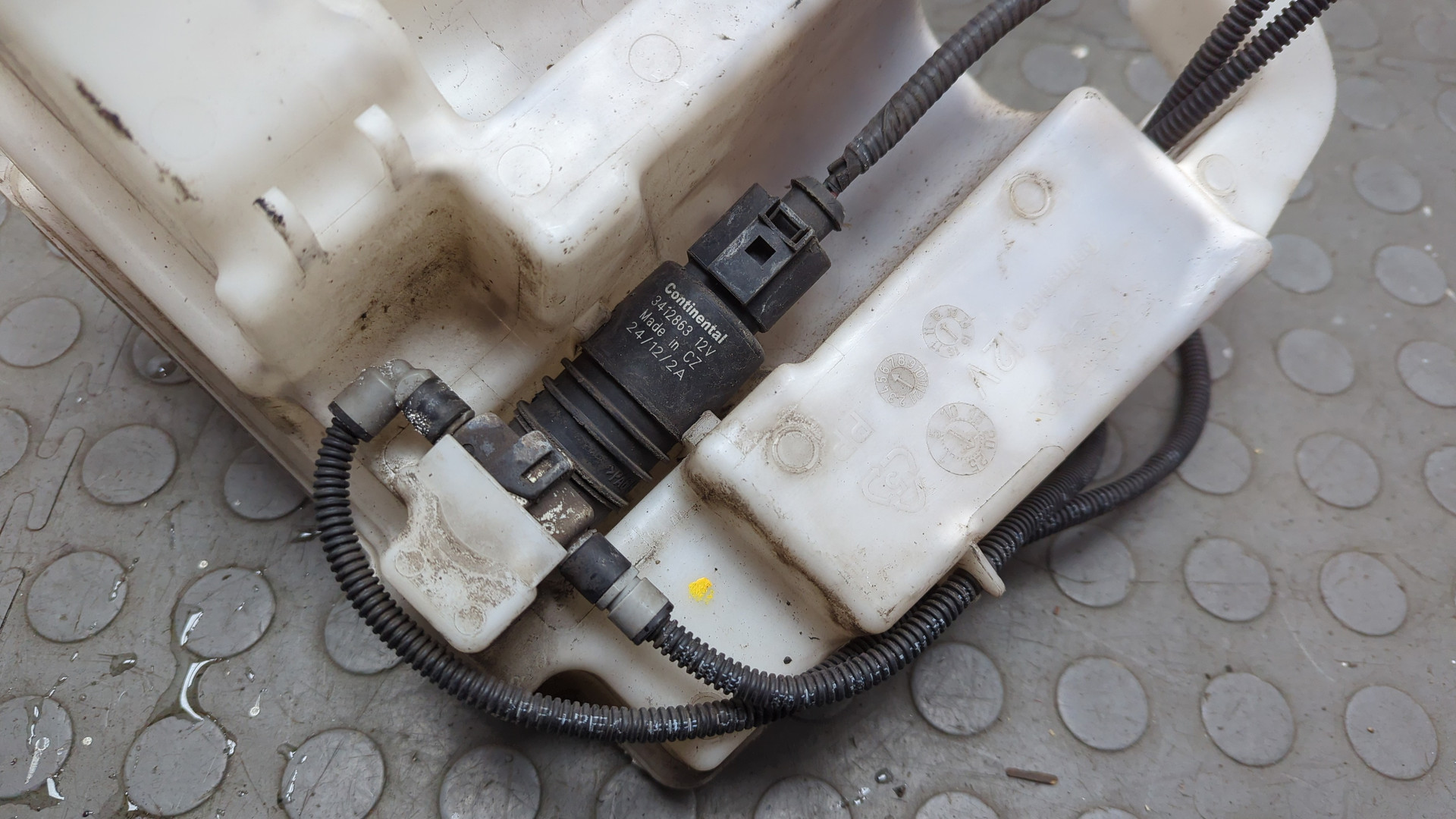 Бачок омывателя лобового стекла